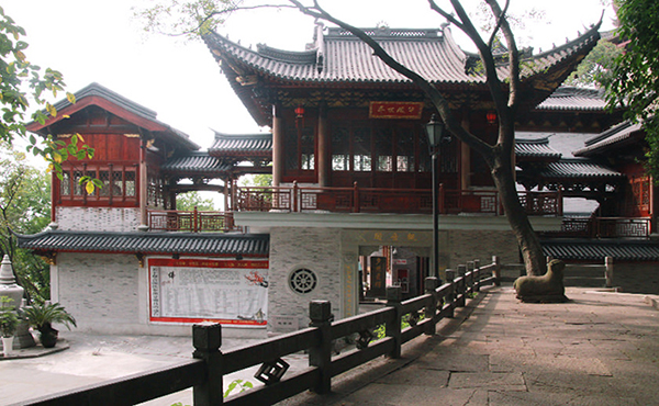古建装修地面铺装新创意，传统纹样与现代材料搭配，打造舒适装修空间